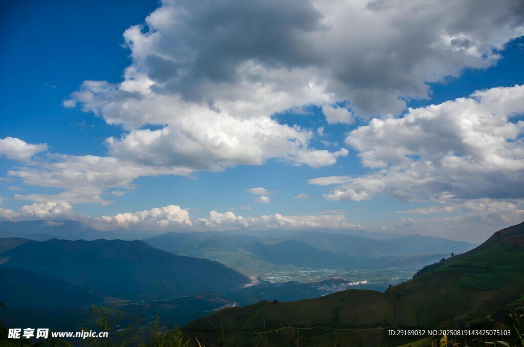 藍(lán)天白云下的山巒美景