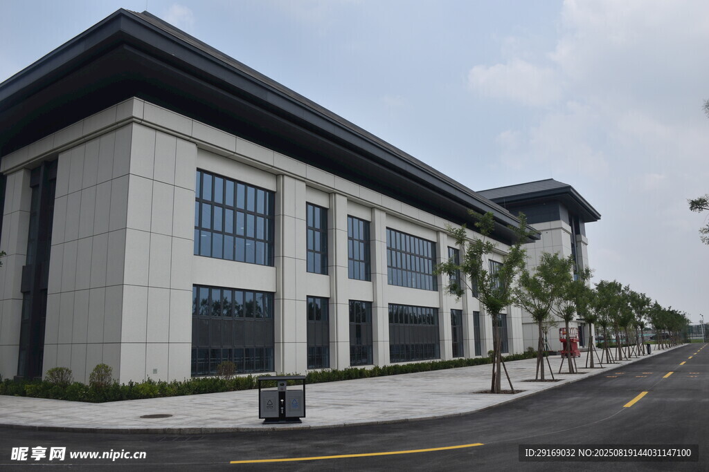 現(xiàn)代風(fēng)格的低層建筑外觀