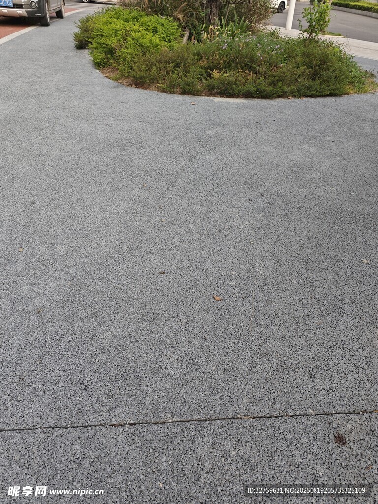 灰色瀝青路面及周邊綠植