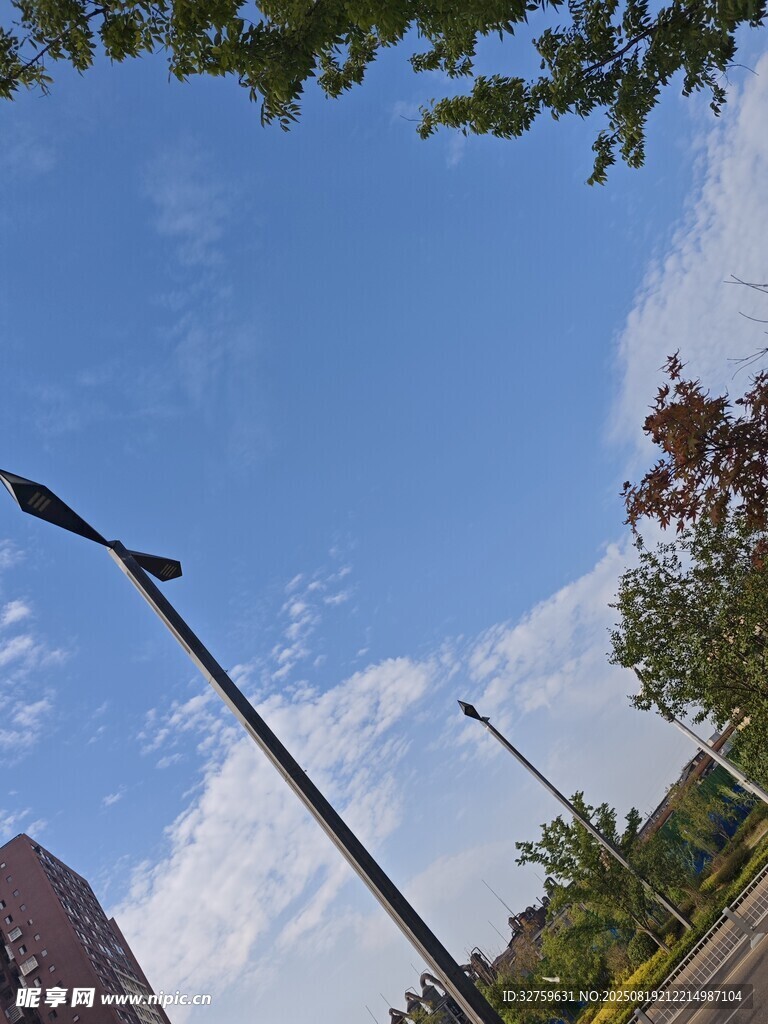 戶外路燈與藍(lán)天白云景象