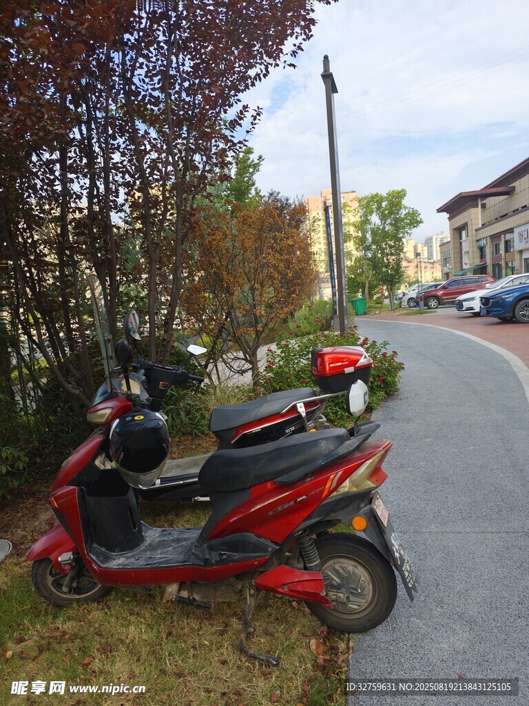 路邊停放的紅色炫酷摩托車