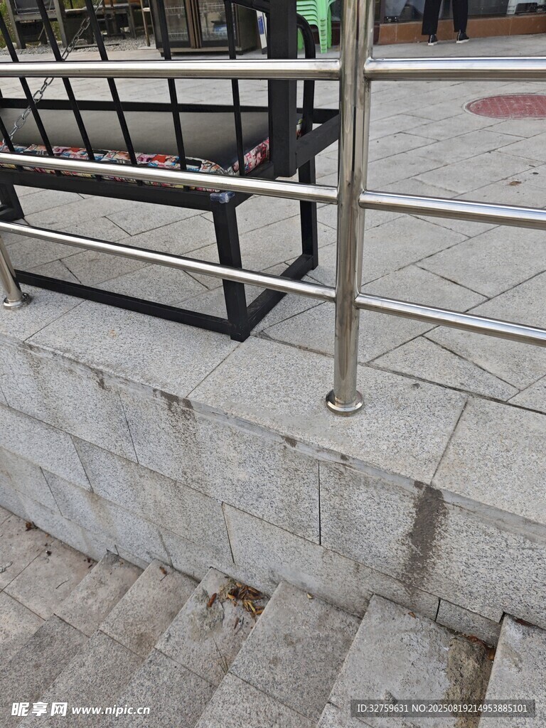 戶外金屬欄桿與石階
