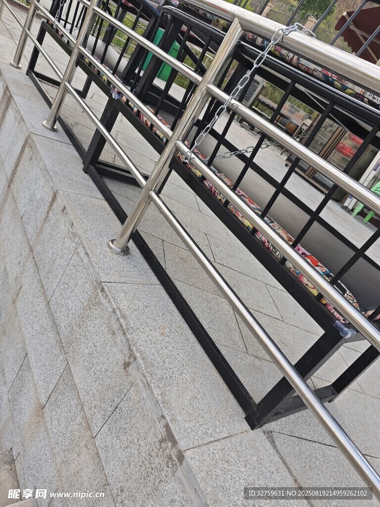 戶外金屬欄桿設(shè)施