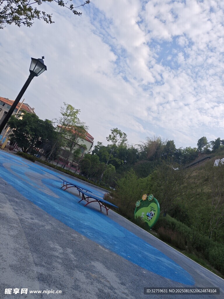 戶外藍色場地及周邊景觀