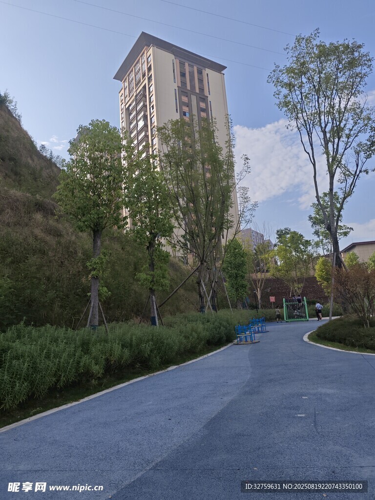 現(xiàn)代小區(qū)景觀道路與高樓