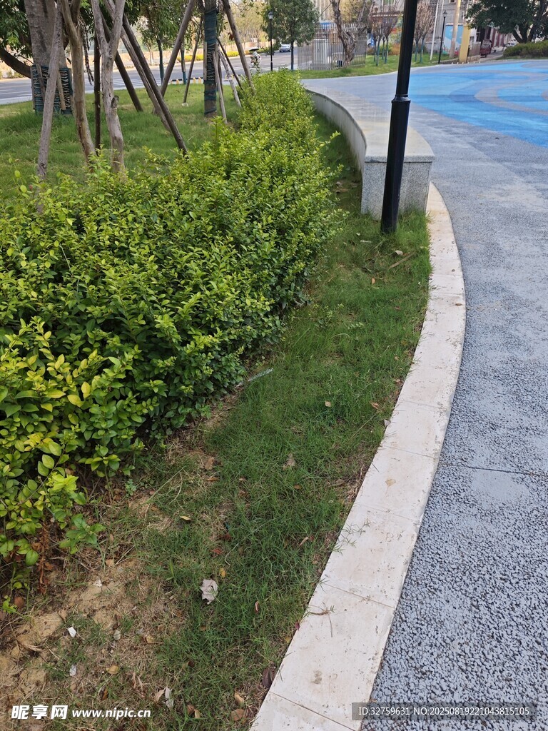 城市中整潔的步道景觀