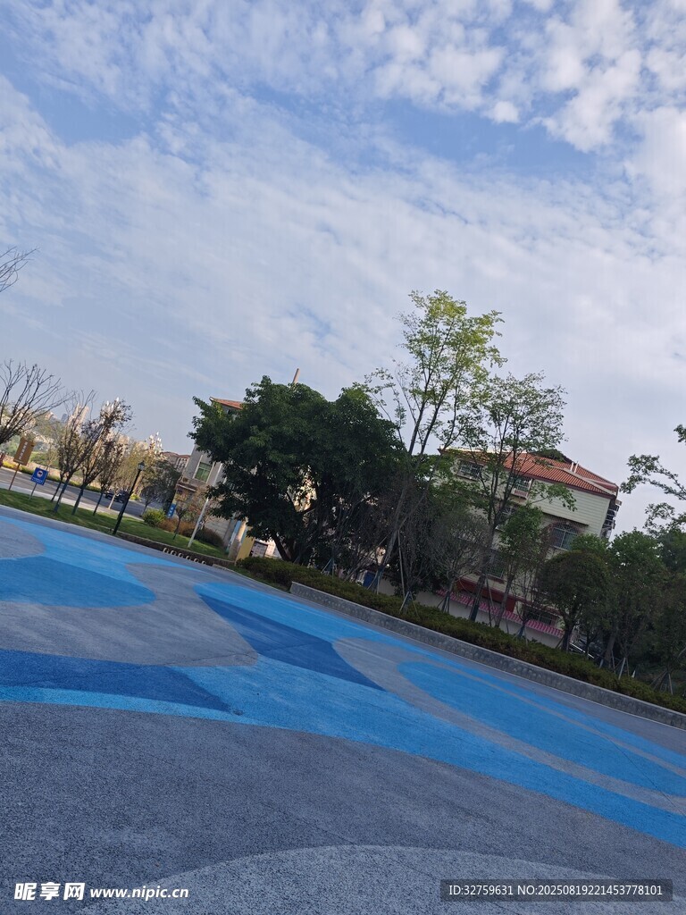 戶外藍色運動場地景觀