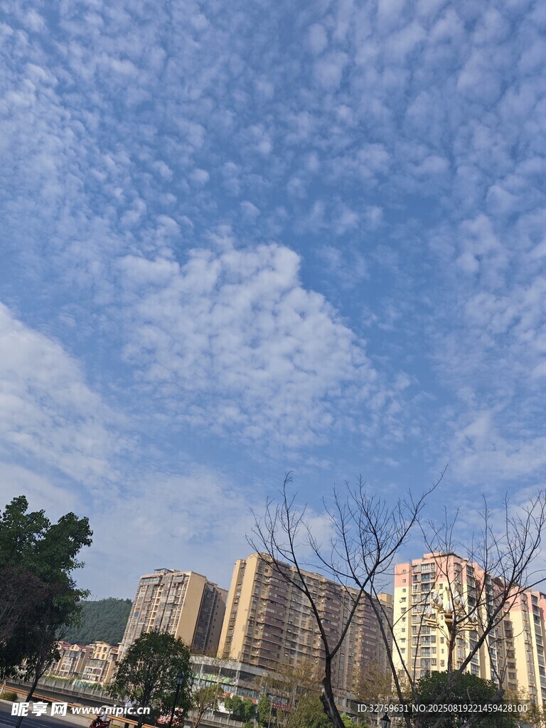 藍(lán)天白云下的城市建筑群