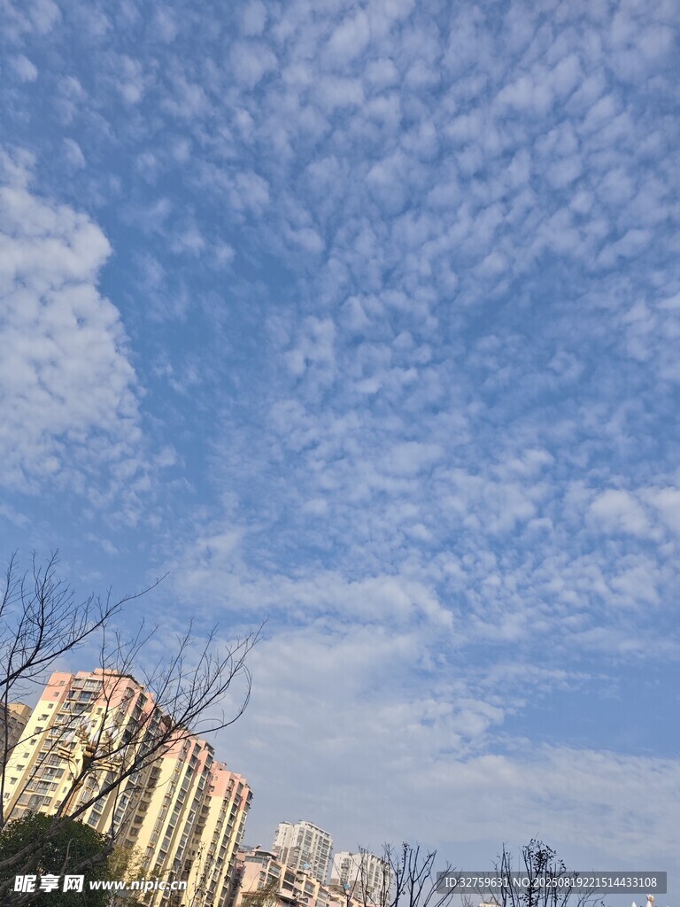 城市上空的夢(mèng)幻云朵景觀