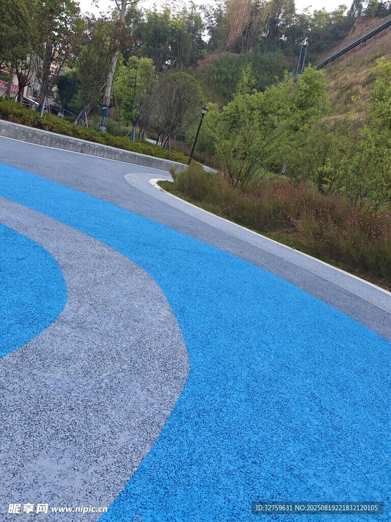 藍色蜿蜒步道