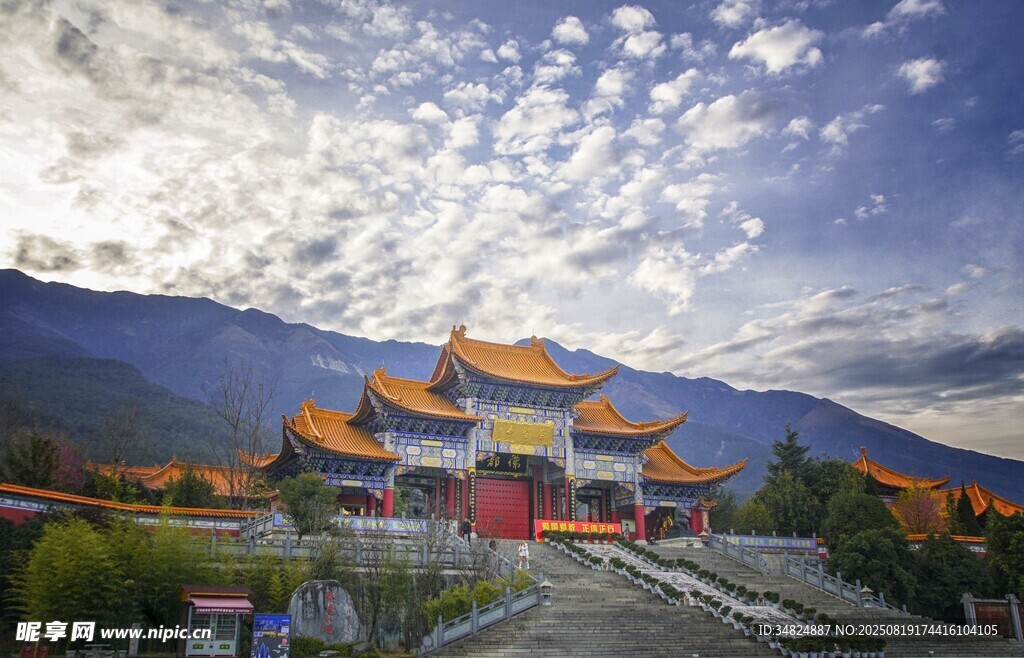 壯麗中式古建筑與遠(yuǎn)山美景