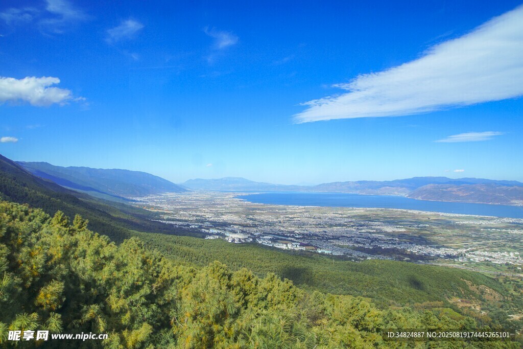 山間美景遠(yuǎn)眺廣闊天地