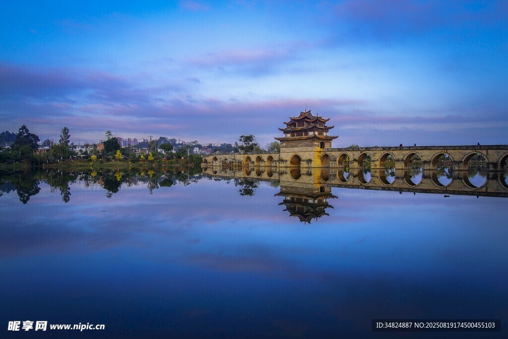 湖畔古建美景倒影如畫