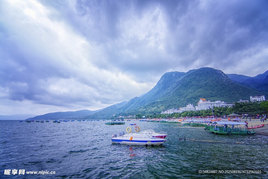 海濱風(fēng)光中的游船與山巒