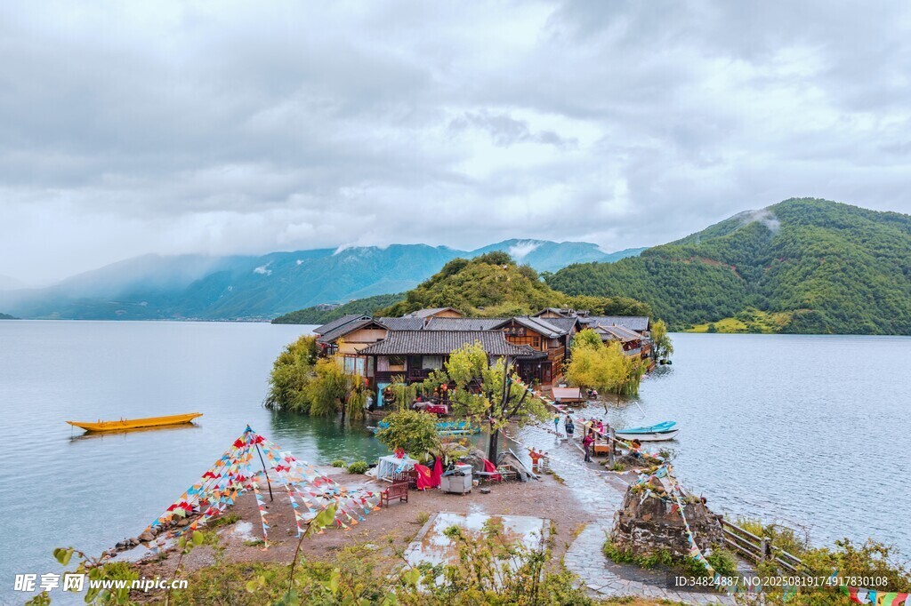 湖畔美麗小屋山水相依