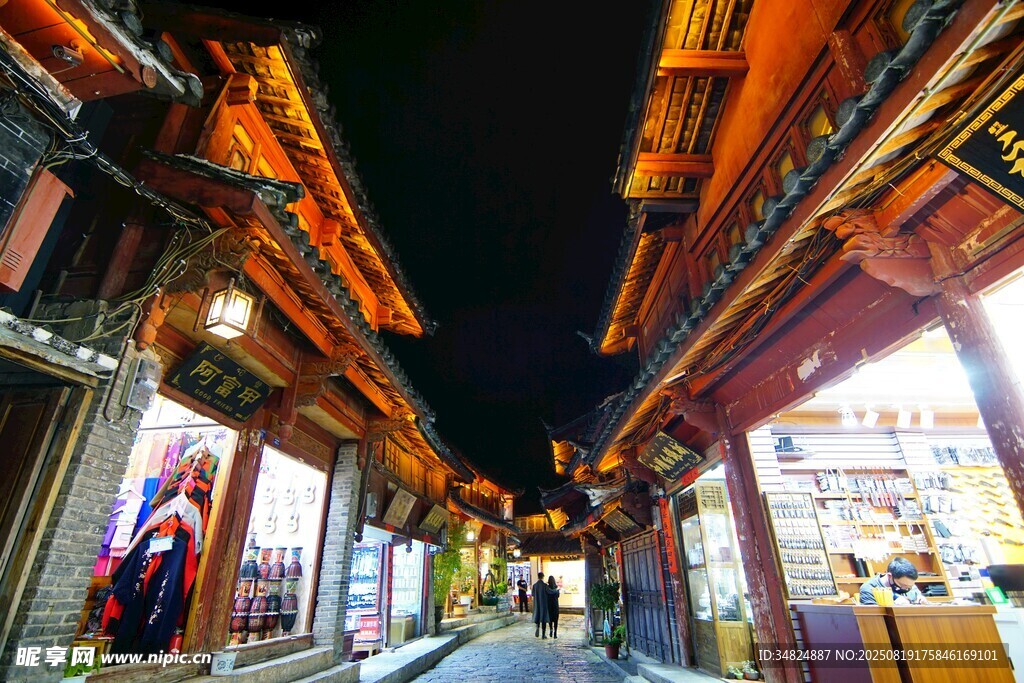 古街夜景燈火璀璨的商鋪
