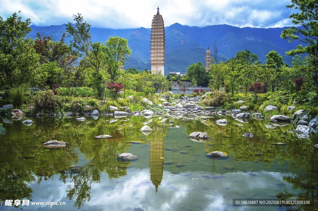 湖畔古塔風(fēng)景秀麗