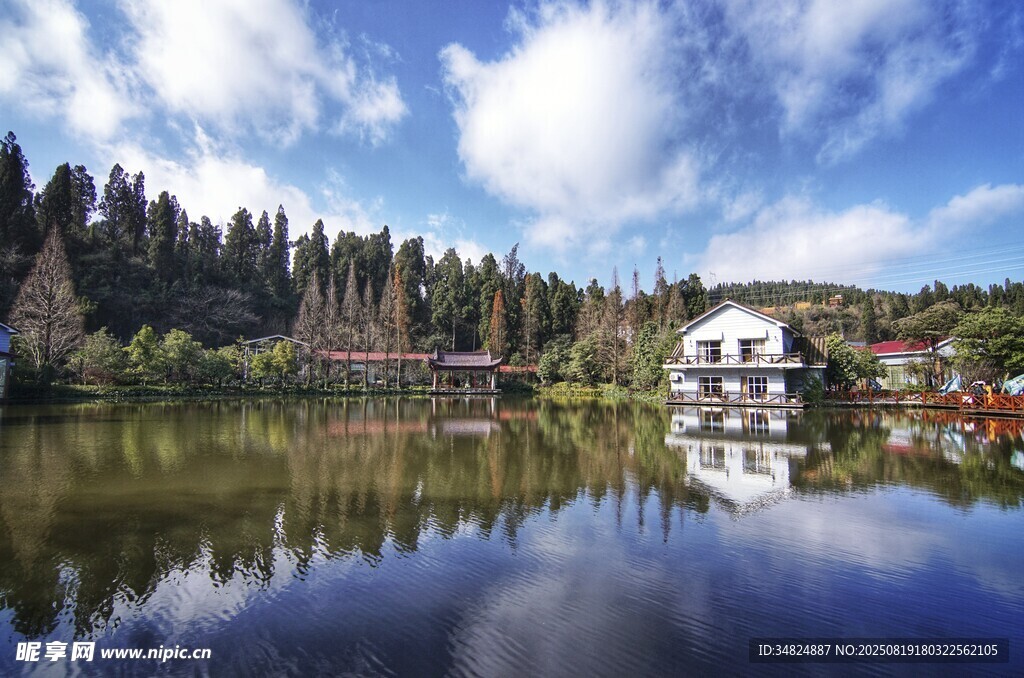 湖畔小屋自然靜謐之景