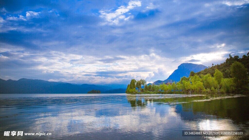 寧靜湖畔山水美景