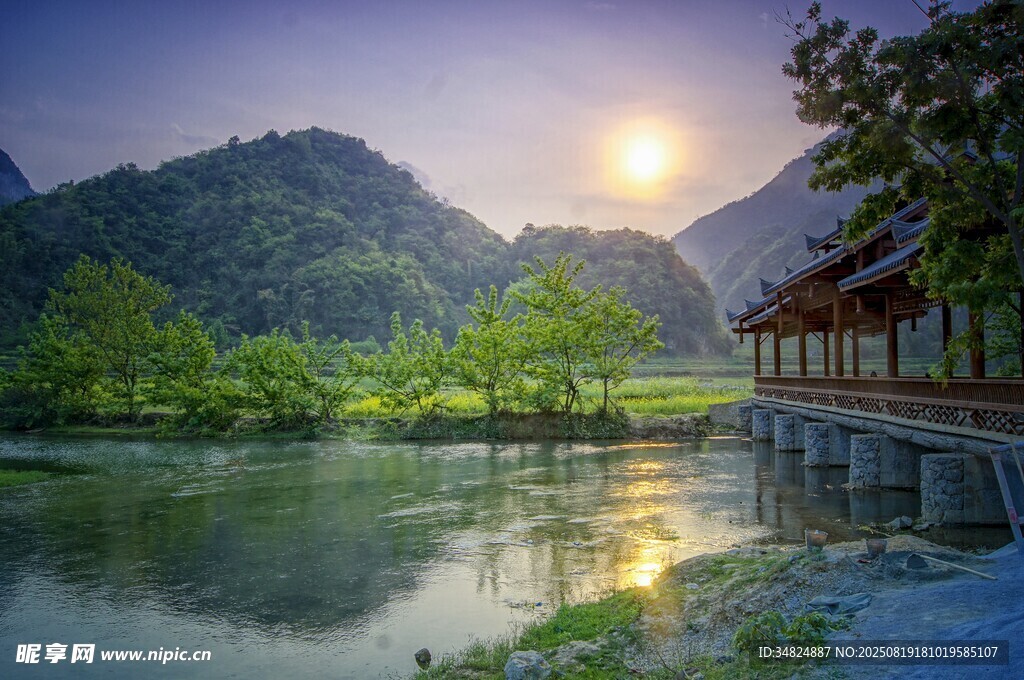 湖畔古建映夕陽美景
