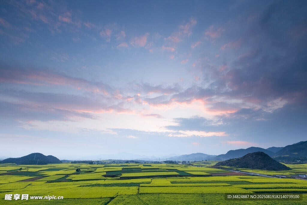 草原晨景遠(yuǎn)山與絢麗天空