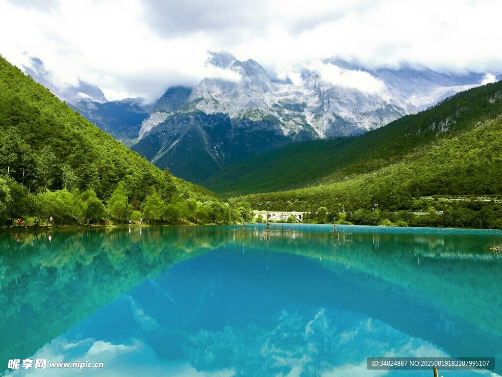 夢幻藍湖映青山雪峰