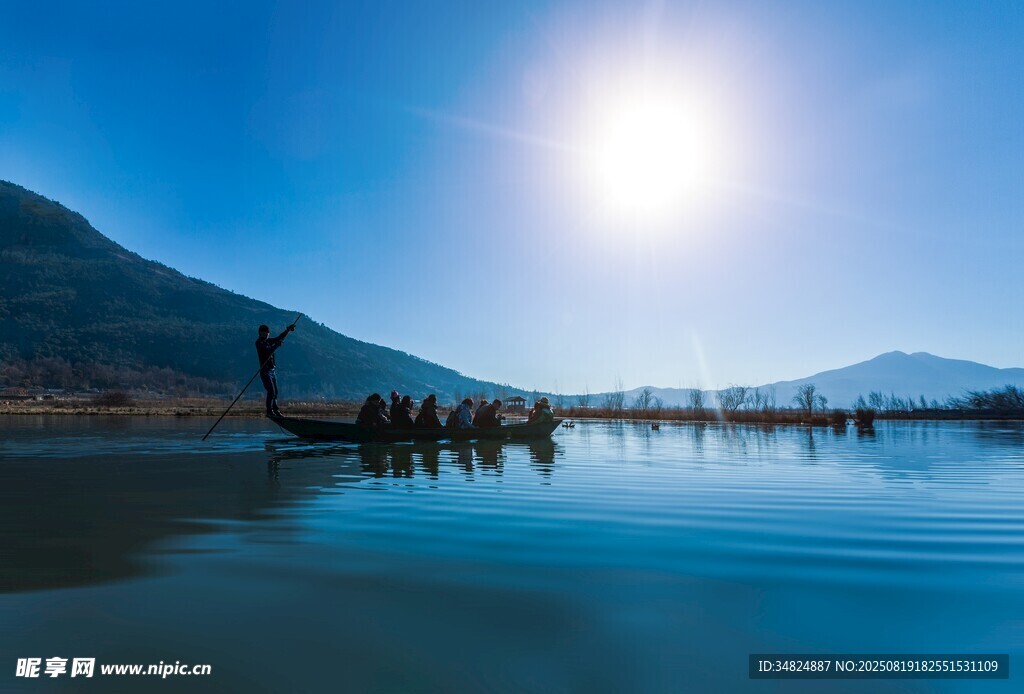 陽(yáng)光照耀下的寧?kù)o湖景