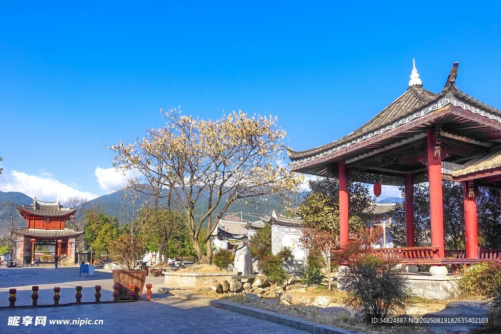 中式古亭遠(yuǎn)山藍(lán)天美景