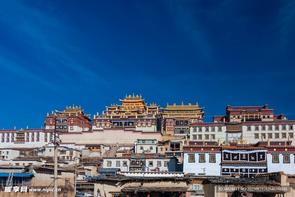壯麗藏式建筑群藍(lán)天映襯