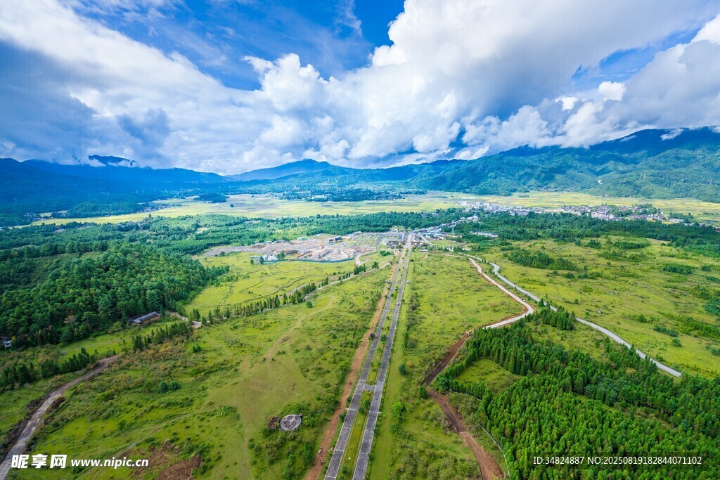 俯瞰廣袤綠野與蜿蜒道路