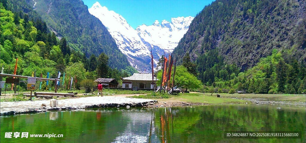 秀麗山水間的寧?kù)o湖泊
