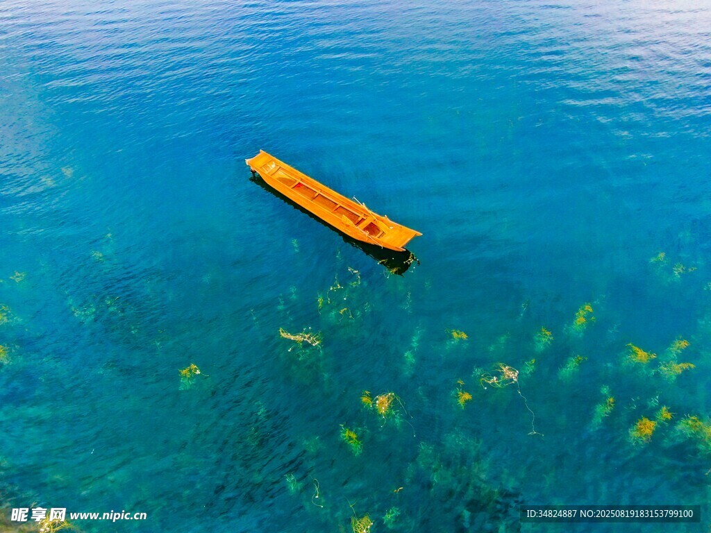 海上孤舟與斑斕海底世界