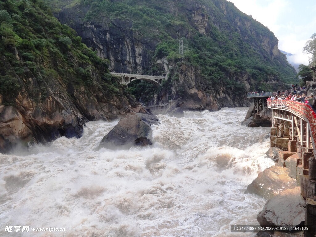 湍急河流上的橋