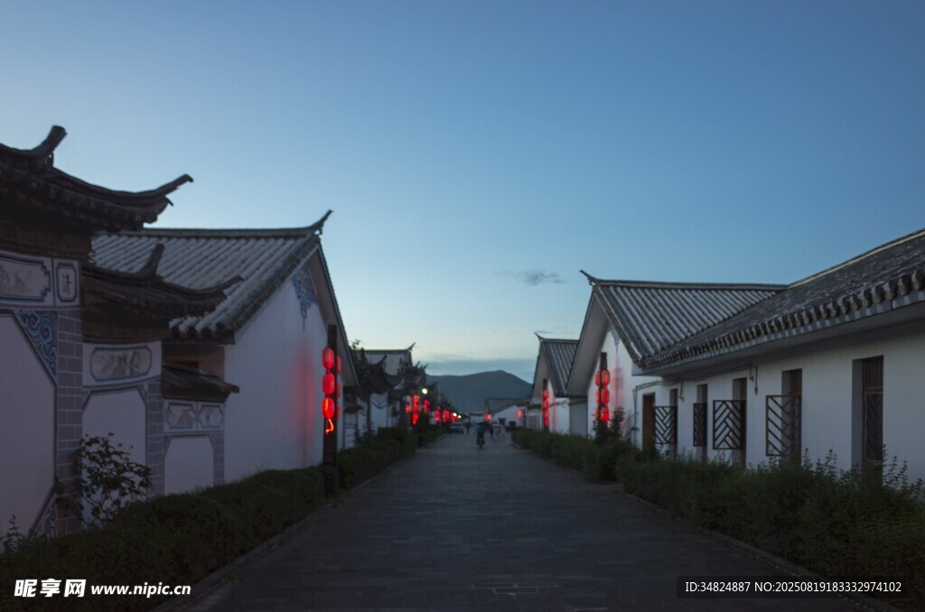 古巷民居暮色中的寧靜景象