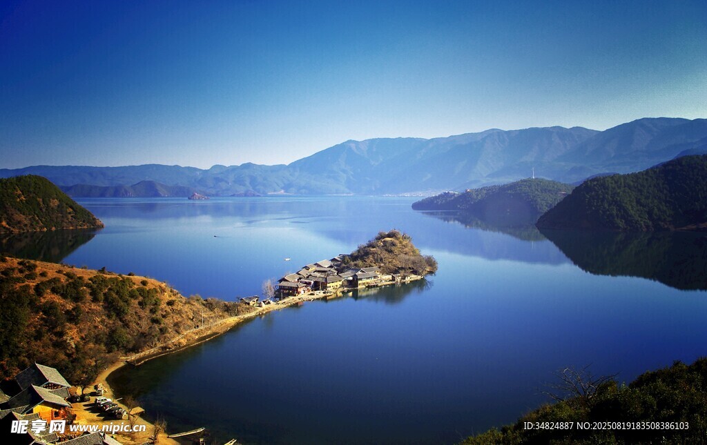 寧?kù)o湖景中的島嶼風(fēng)光