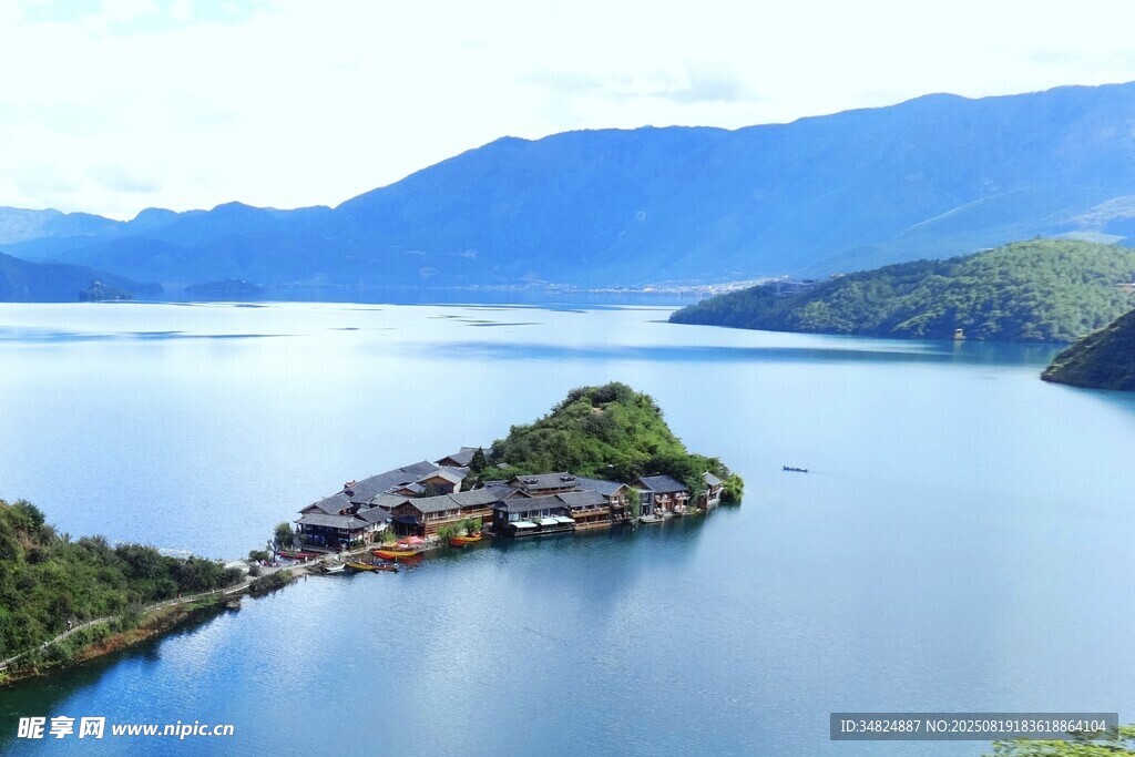 瀘沽湖湖心小島美麗風(fēng)光