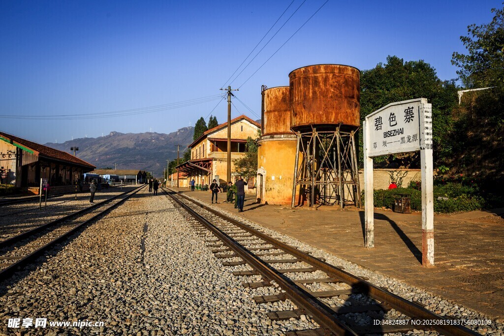 復古鐵路旁的老舊建筑