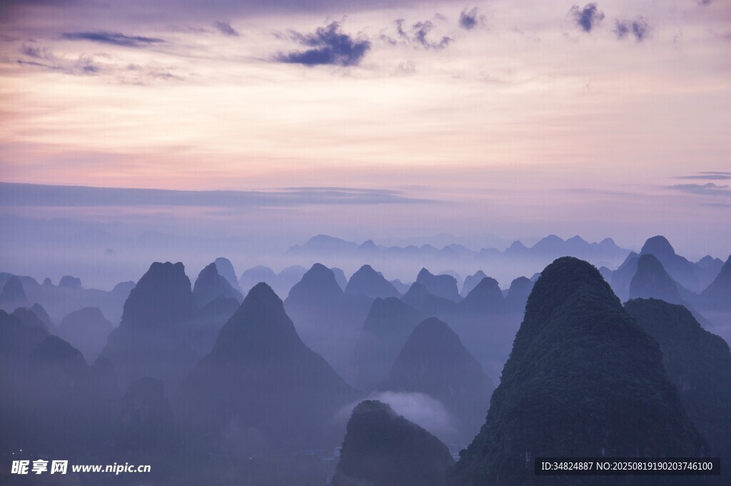 壯美山巒晨曦美景