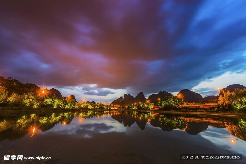 湖畔夜景倒影絢麗天空