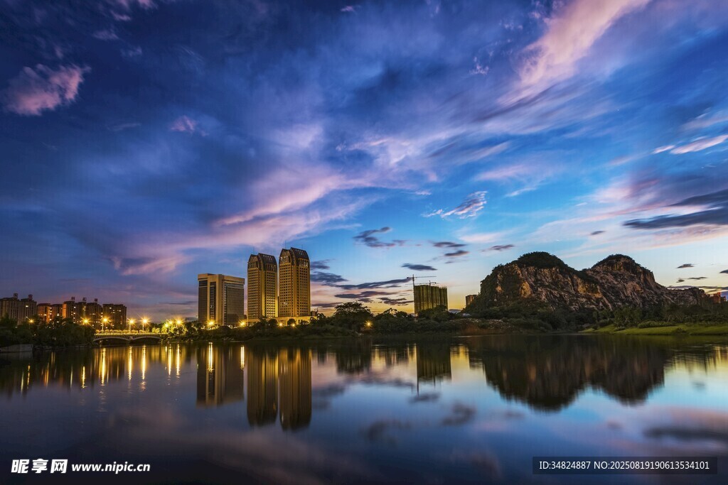 湖畔城市夜景絢麗倒影