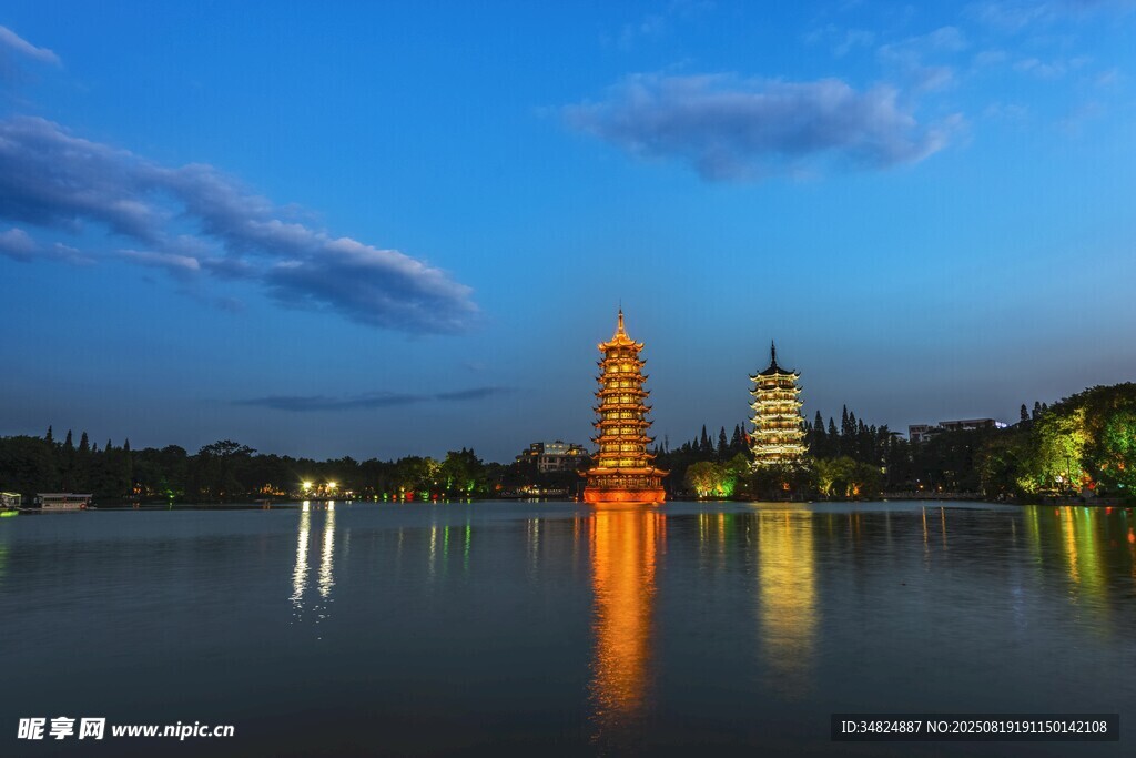 湖畔夜景中的絢麗建筑