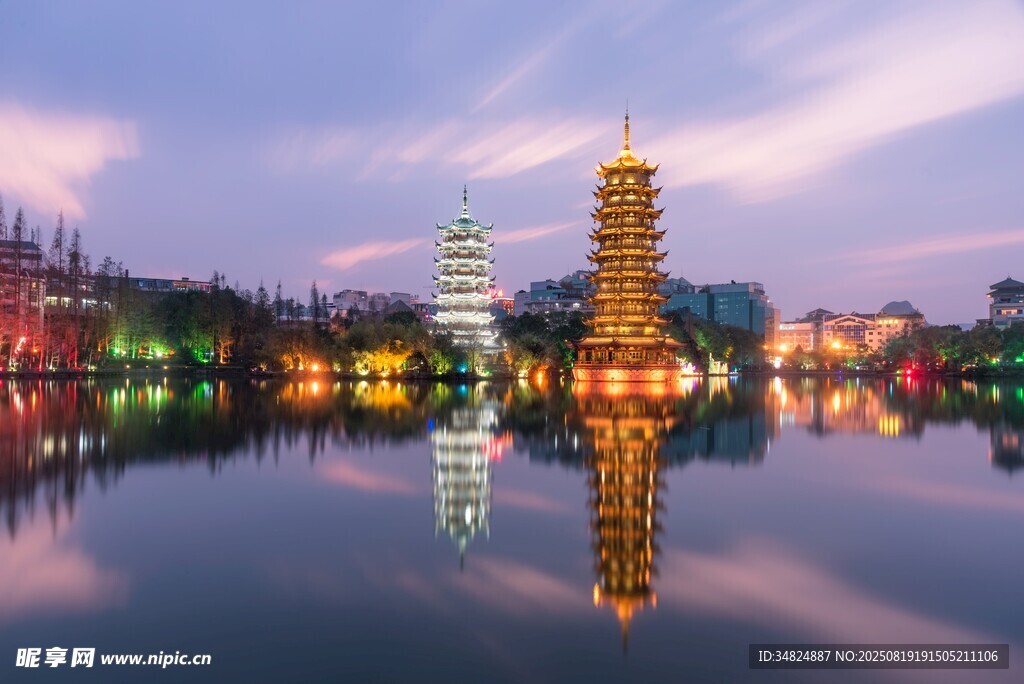 湖畔古塔夜景倒影如畫(huà)