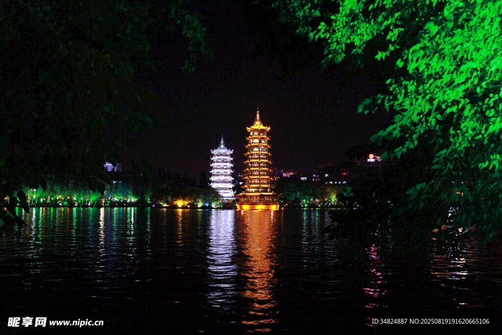 湖畔夜色中的璀璨雙塔