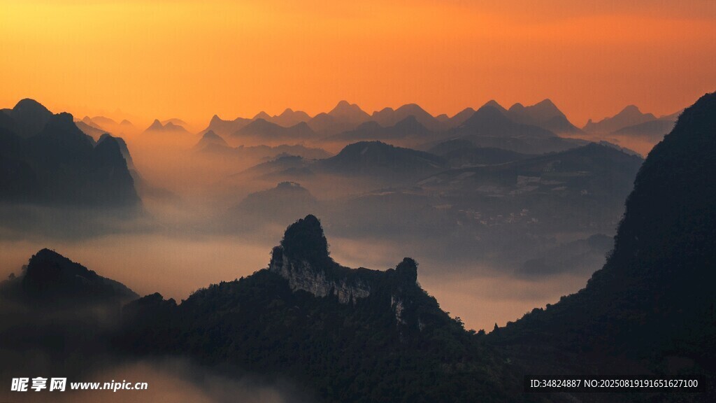 日出下的山巒云海美景