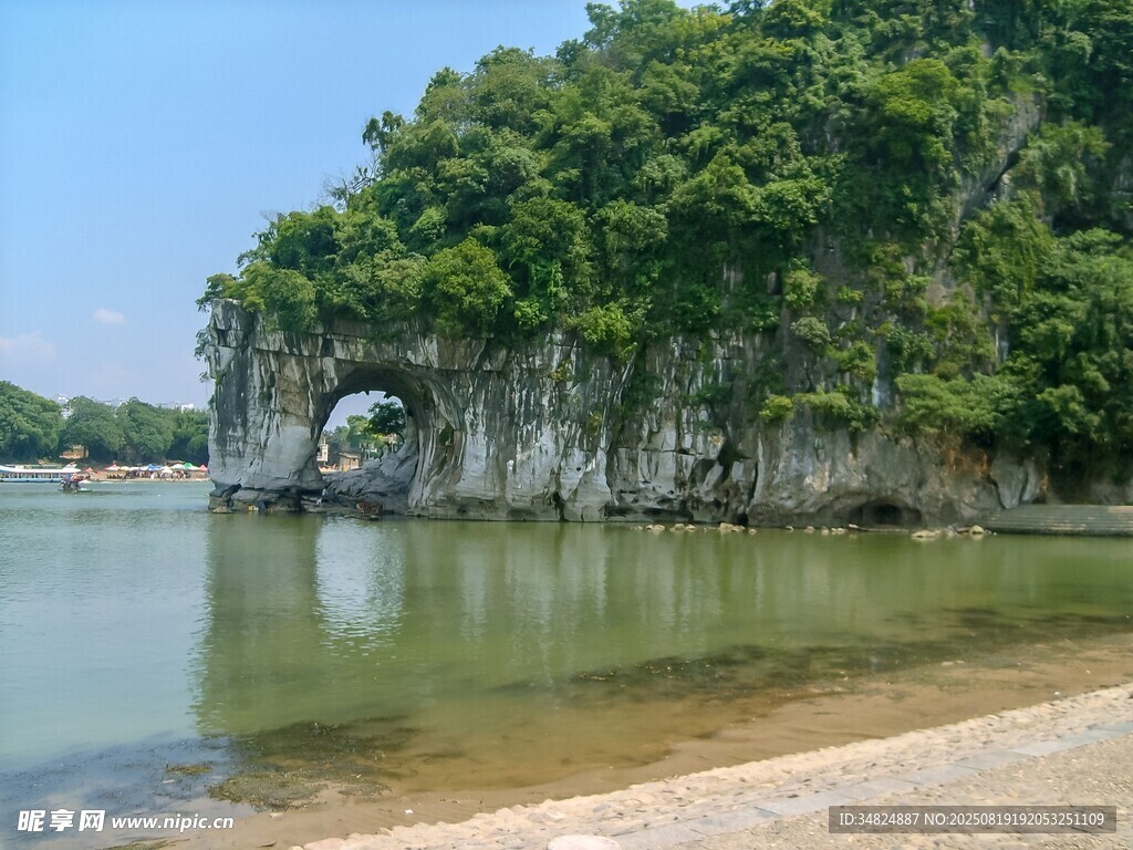 山水相依的自然美景