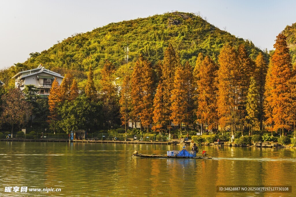 秋日湖畔美景