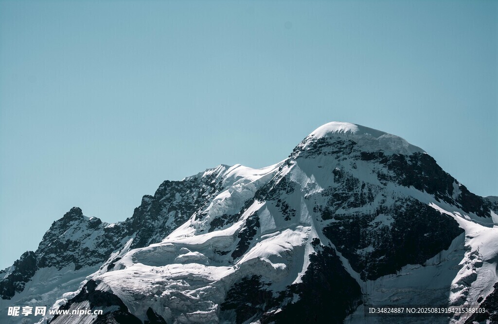 巍峨雪山景致