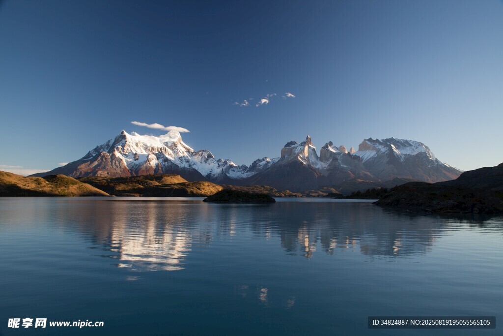 雪山映湖美景