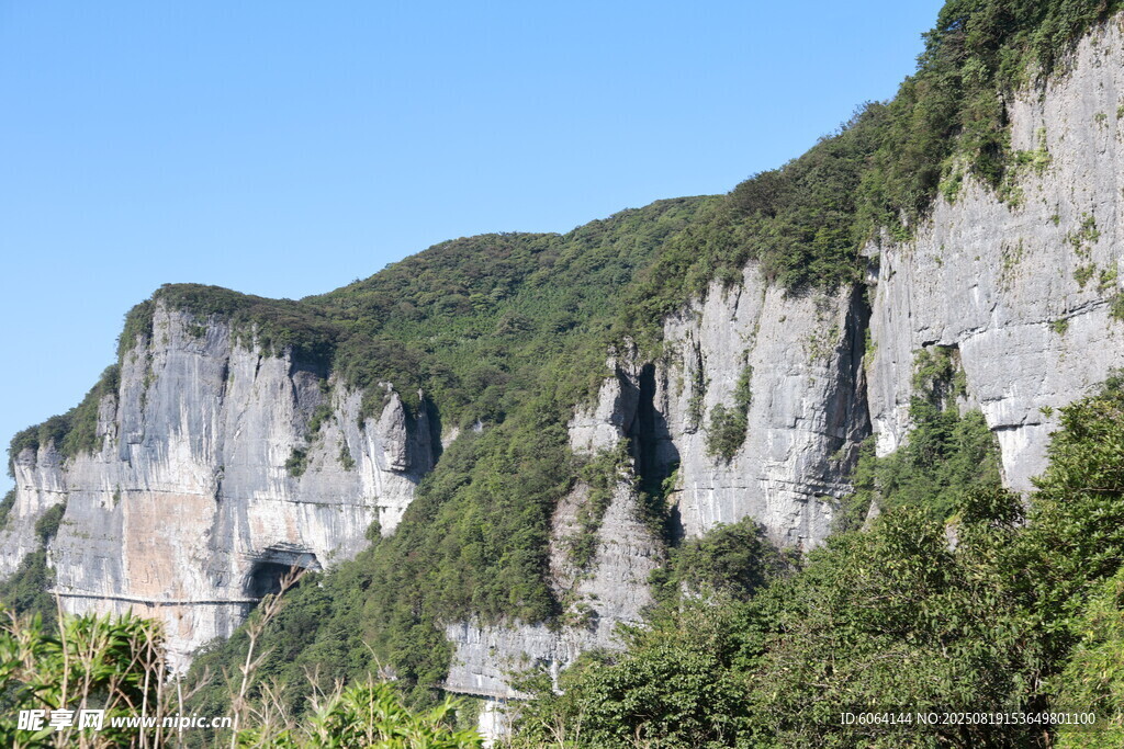 峻峭山巒綠意濃