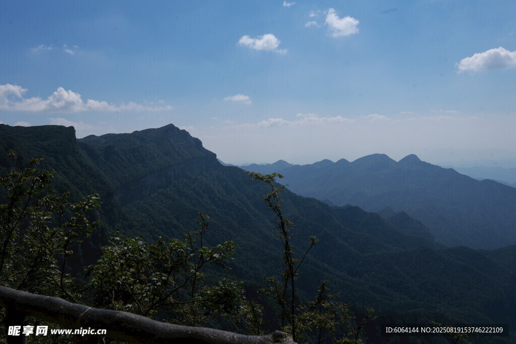 山巒藍(lán)天美景